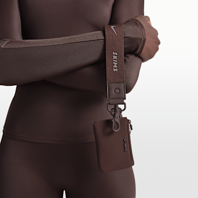 NikeSKIMS Clippable Pouch. Nike.com